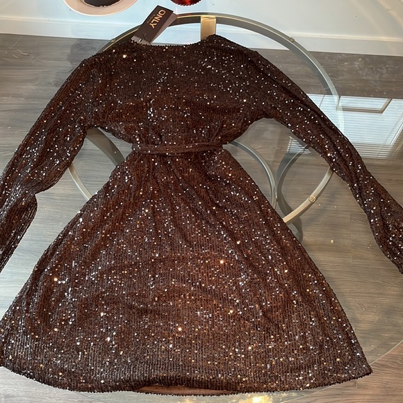 Black Sequent, covered dress low cut - Picture 5 of 6